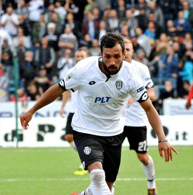 CdM - Bari e Reggina, sfida sul mercato. Laribi oggi ufficiale? Poi Ninkovic e punta. Gli amaranto...