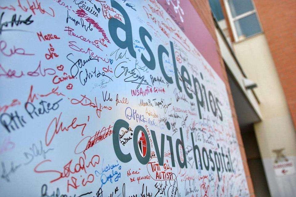 Chiude il reparto Covid del Policlinico, i medici lo salutano. E spunta un galletto. FOTO