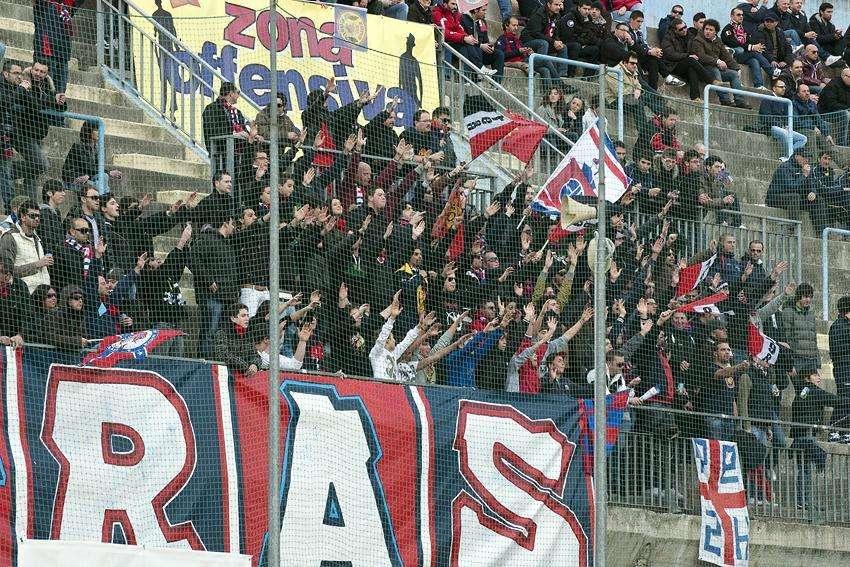 VIDEO - Tifosi Campobasso a Bari: cori, canti... e sportività. Un'autentica festa