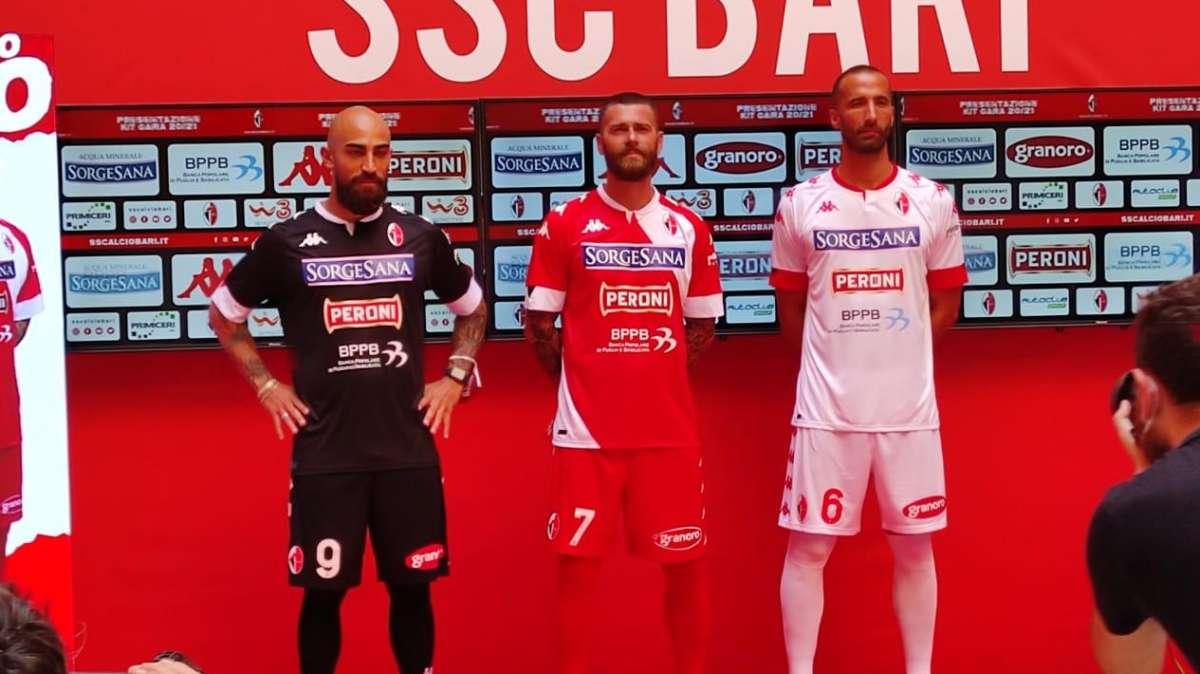 Nuove divise, DeLa: "Un calcio al passato". Di Cesare, Antenucci e Simeri in coro: "Siamo carichi"