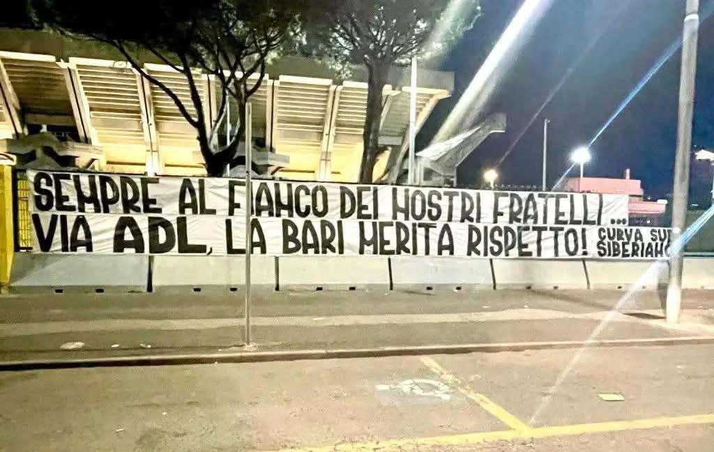 "Via ADL, Bari merita rispetto". Lo striscione dei tifosi della Salernitana 