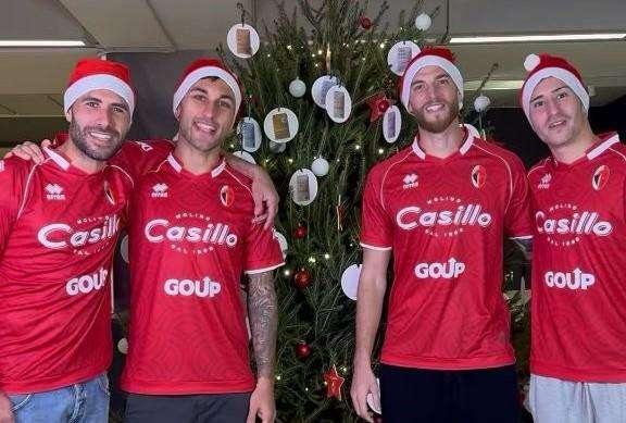 Social - Natale... in aeroporto! Maita e compagni, che albero!