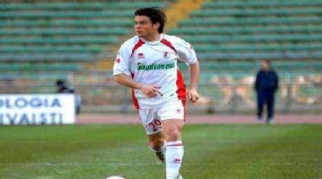 Ivan Loseto in una foto d'archivio con la maglia del Bari