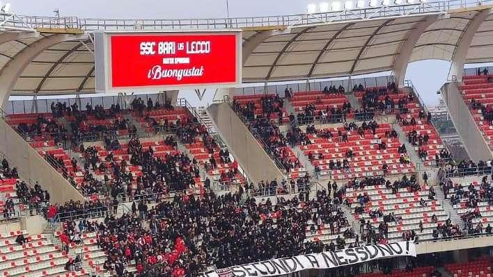 Bari-Lecco, il dato spettatori. Dalla Nord i soliti cori contro De Laurentiis
