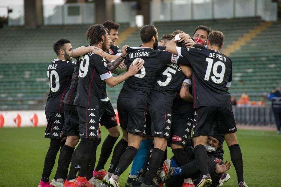 Obiettivo secondo posto. Bari, Avellino e Catanzaro: calendari a confronto. Saranno cinque finali...