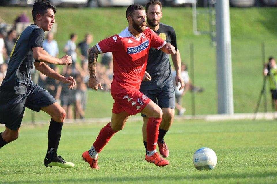 Antenucci e l'abbraccio dei compagni: "Devi voler questo". FOTO