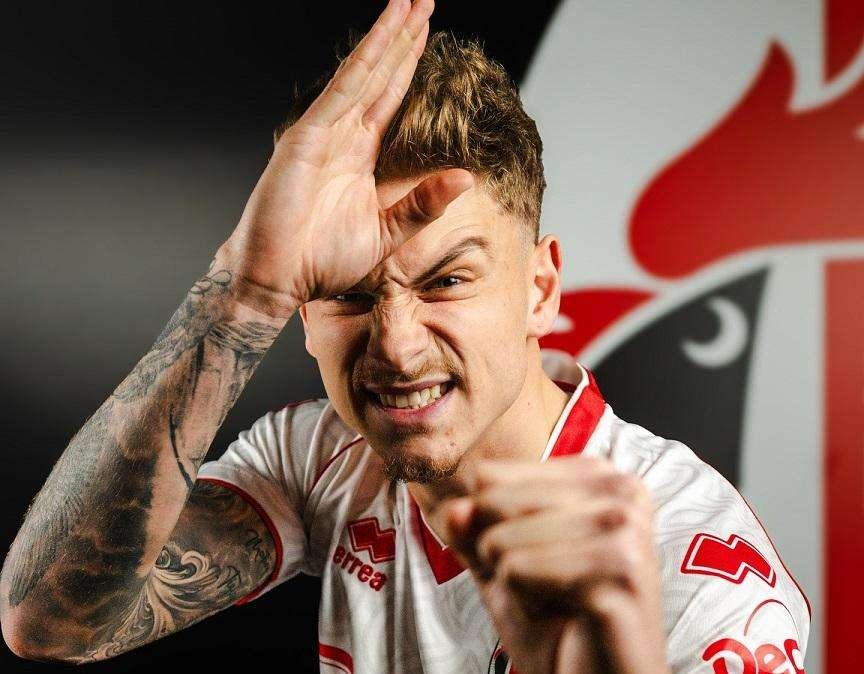 E' arrivato lo Squalo. Bonfanti e il Bari: nelle prime foto l'esultanza tipica