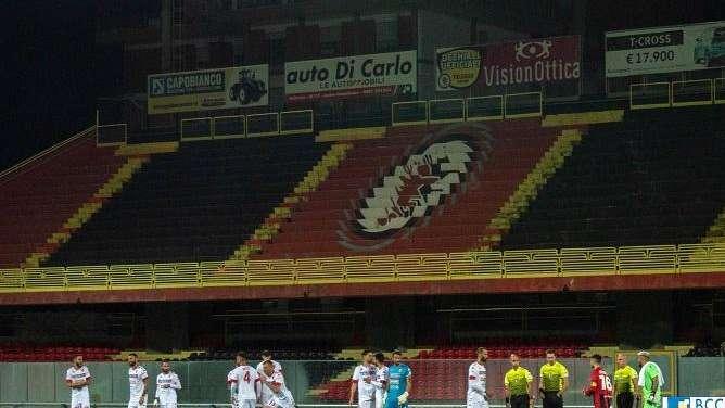 Foggia-Bari 1-0, decisivo il rigore di Curcio dopo il blackout. Primo ko in campionato per i galletti. Rivivi il live