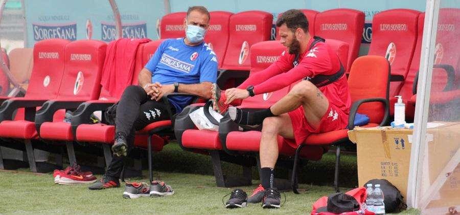 Vivarini disegna il Bari dei playoff. Ritmo, gambe e testa. Si riparte dalle lacune mostrate nei big match: il piano