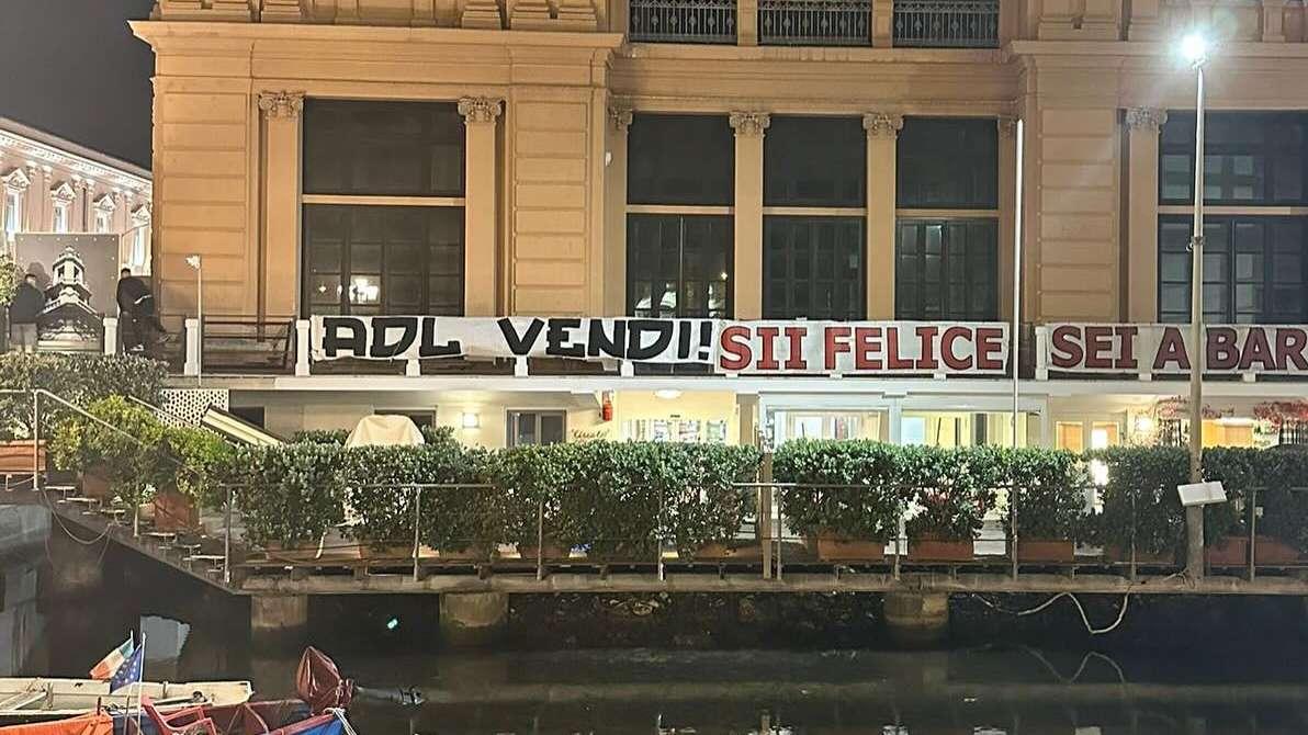 FOTO - Bari, la contestazione continua: striscioni contro De Laurentiis