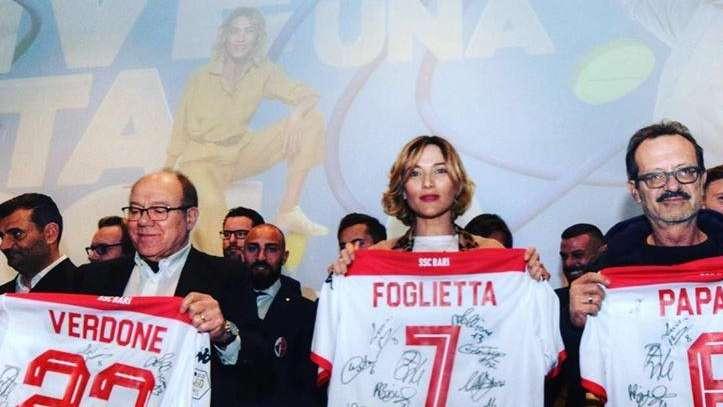Il Bari al cinema. Verdone e Papaleo con le maglie biancorosse. FOTO