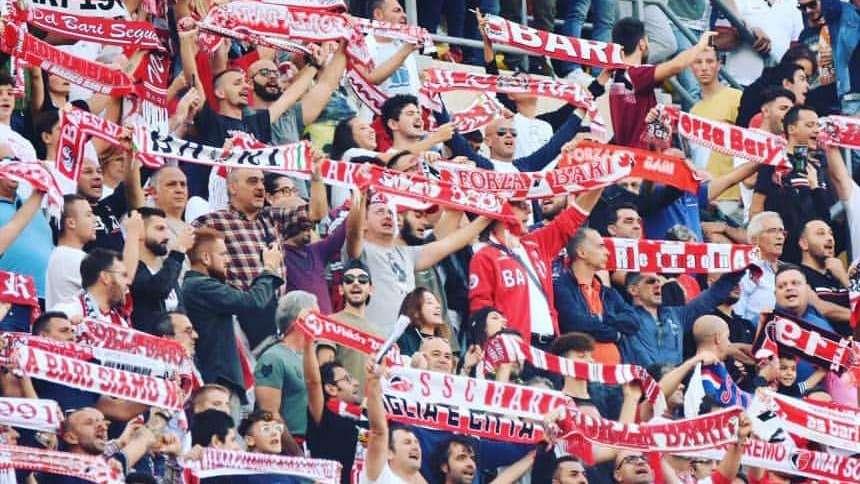 Bari si colora di biancorosso. Verso i playoff: striscioni sui balconi 