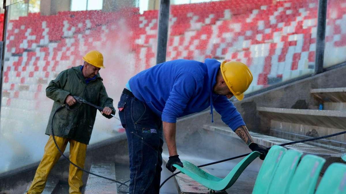 Iniziata la sostituzione  dei seggiolini in tribuna ovest. Maxischermi e teloni, fissati i tempi
