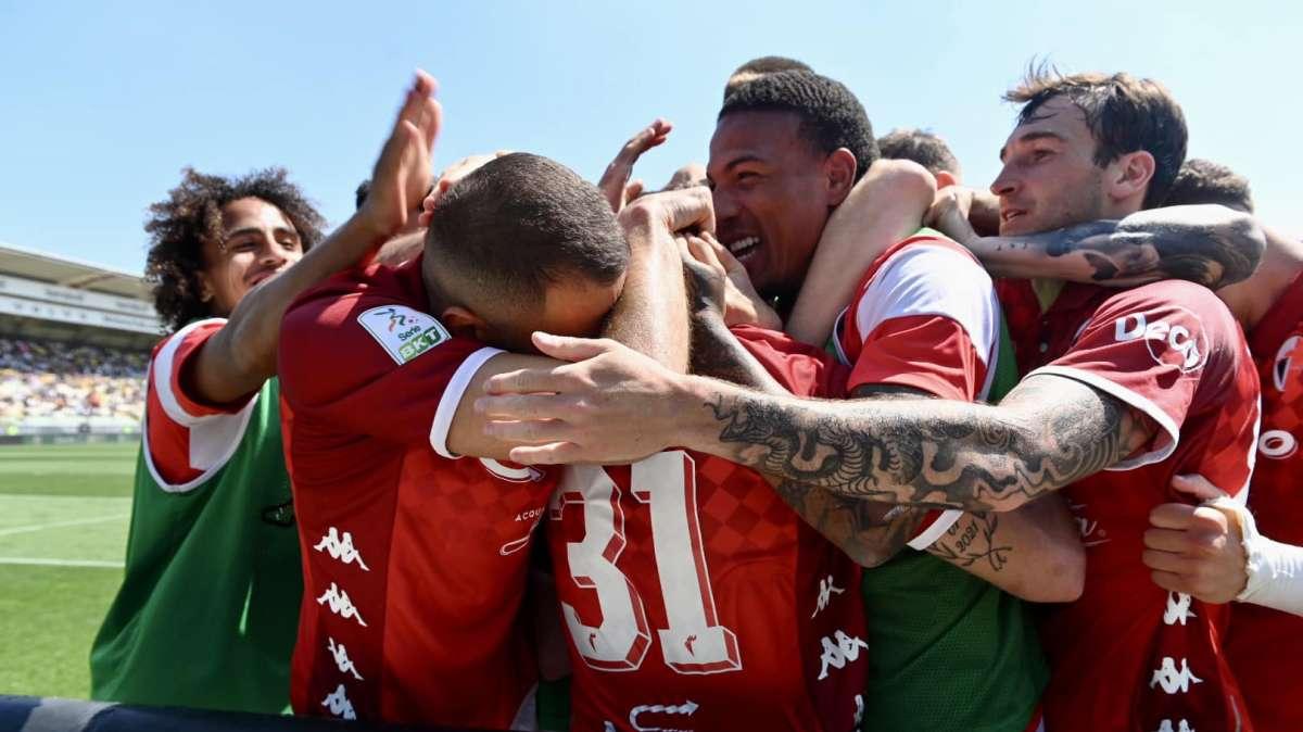 VIDEO -  La Reggina, i playoff, la sciarpa del presidente: il punto in casa biancorossa