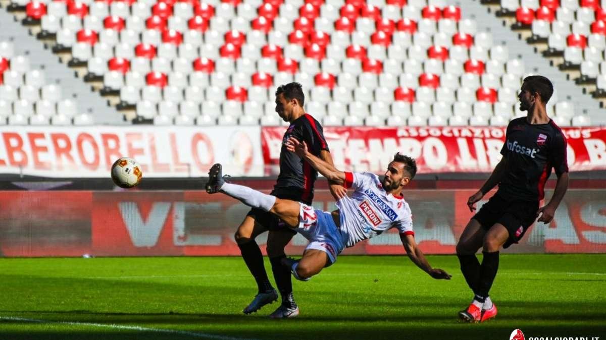 Cavese-Bari 2-3, doppietta decisiva di Celiento. I biancorossi vincono nel finale. Rivivi il match