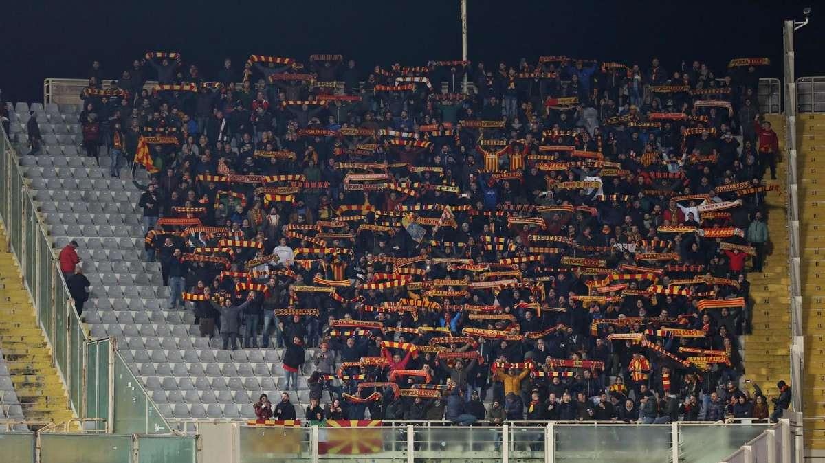 Bari, in città partono gli sfottò al Lecce retrocesso. E spunta un funerale con la bara