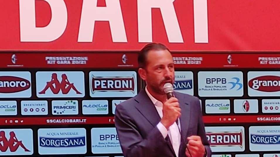 VIDEO - Nuove maglie, il servizio. A margine, le parole del sindaco Decaro (anche sullo stadio) e dei tifosi