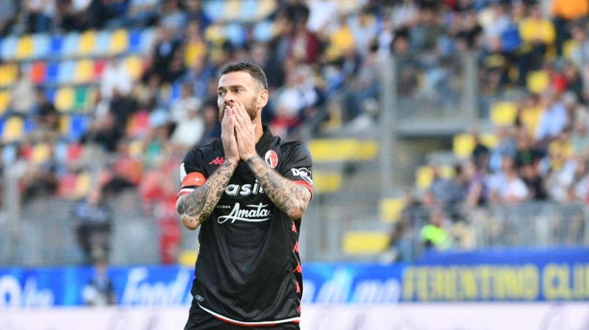 Bari, così fa male. Prova da squadra vera in dieci contro undici, nel finale l'atroce beffa