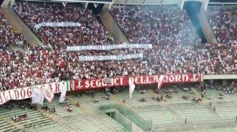 Striscione al San Nicola: i baresi con i foggiani. FOTO