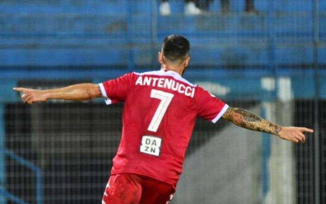 La numero 7 del Bari ha ripreso quota: Floriano l'anno scorso, Antenucci oggi. Il passato: Rivas per quattro anni, tante le meteore...
