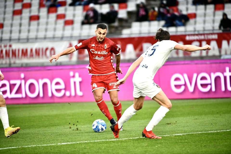 Maita è ovunque, Esposito ancora in gol. Cheddira sbaglia il penalty ma è decisivo. Le pagelle 