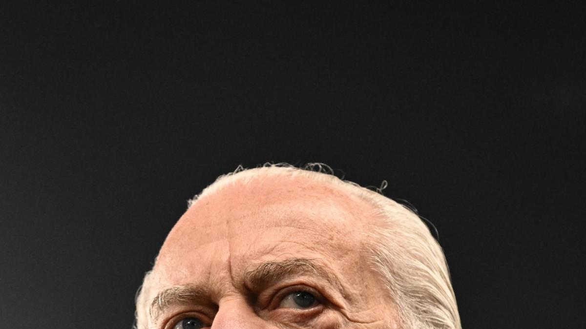 ADL si commuove alla presentazione della maglia del Napoli. Il motivo