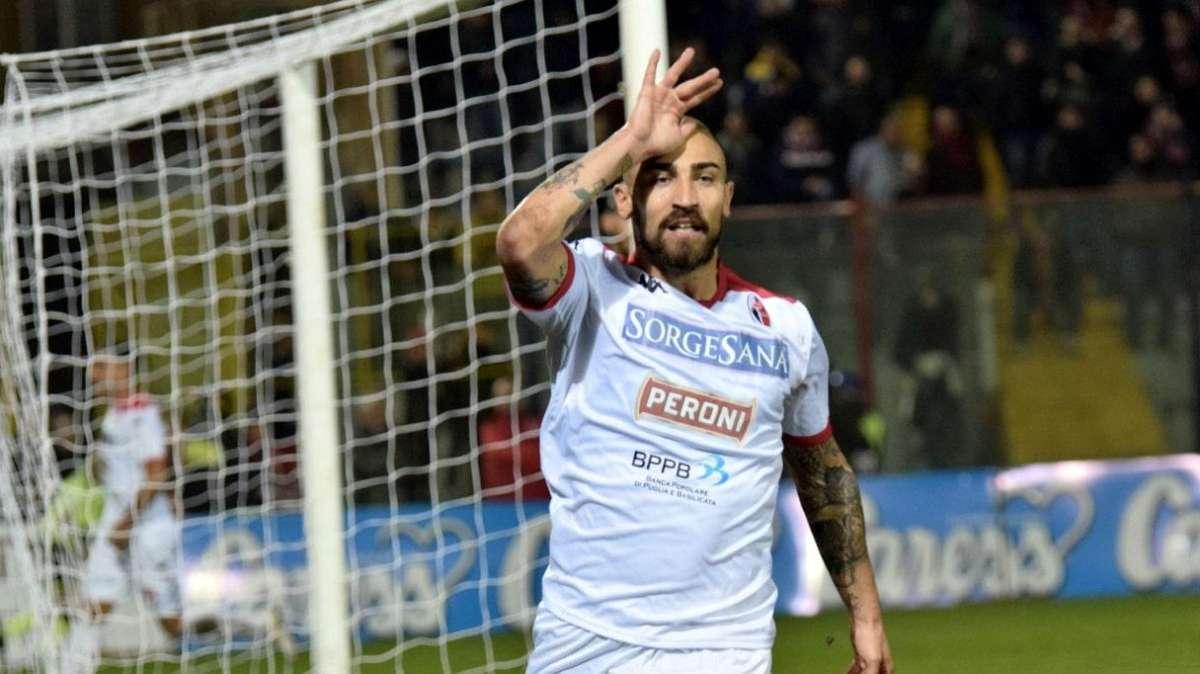 Bari, contro la Cavese affidati a Simeri. Per lui già 7 gol al Menti. Quella tripletta con la Juve Stabia…