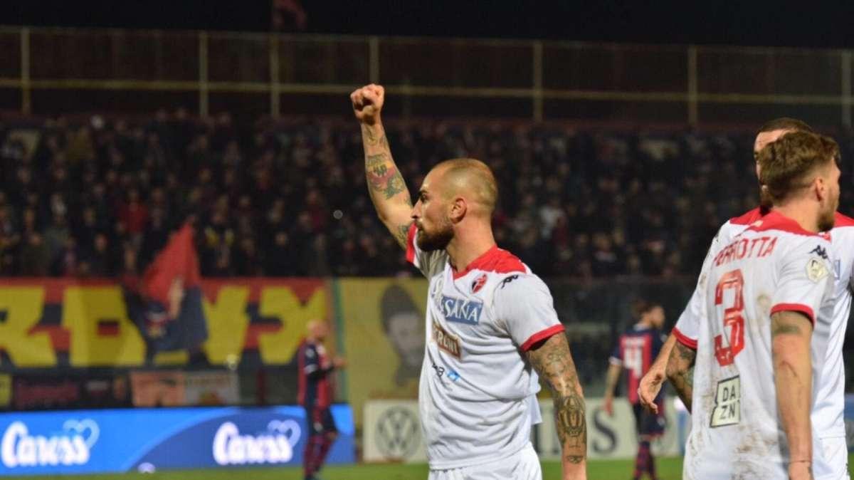 Simeri si scatena, gol all'esordio per Maita. In ombra Terrani. Le pagelle dei biancorossi