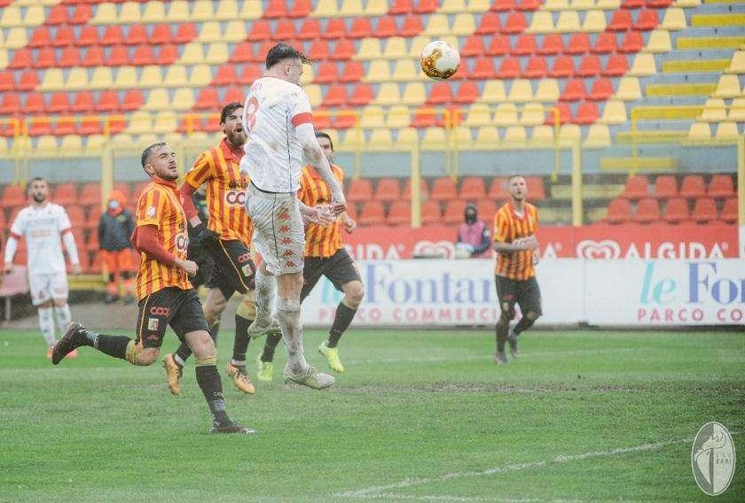 Il Bari ora rischia il sorpasso del Catanzaro. La miglior quarta? Equivale al terzo posto, ma oggi è il Modena