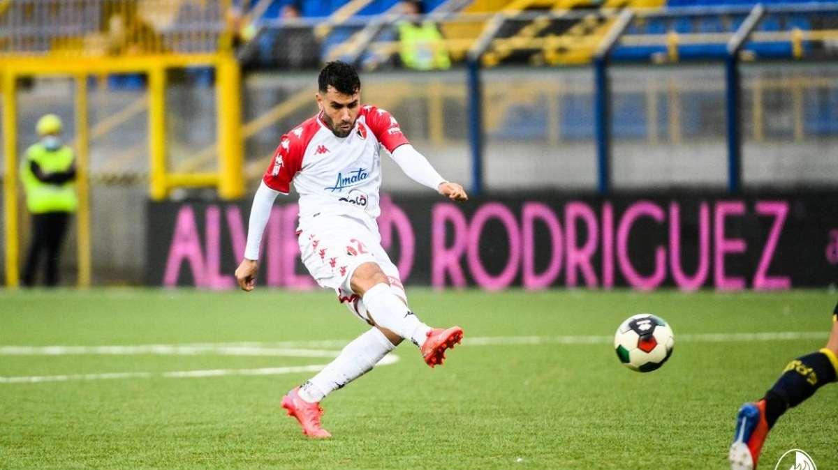 FOTO - La provocazione di Pucino all'Avellino. Nove pecore, come i punti di distanza dal Bari