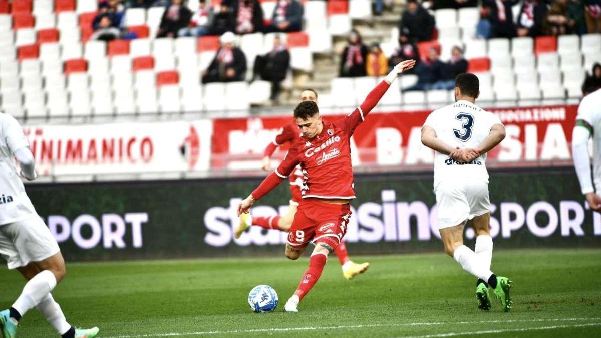 Bari, vittoria sofferta ma meritata. Esposito e Cheddira fanno volare i biancorossi