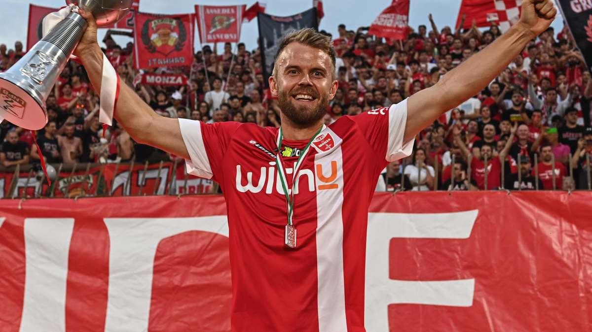 Bari e la pazza corsa al bomber. Un’estate infinita, da Moncini a Gytkjaer