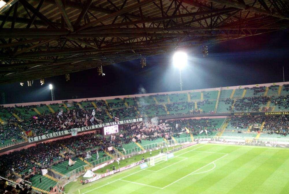 Palermo-Bari finisce 1-1. Nenè risponde a La Gumina. Due rossi 
