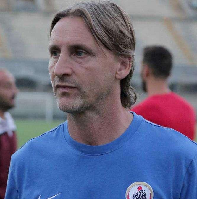 L'ex Nicola vicinissimo alla panchina del Genoa