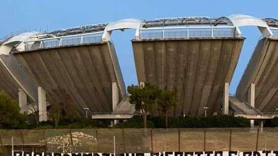 FOTO - Tifosi indispettiti, urge chiarezza. Striscione allo stadio: "Patti chiari, noi siamo Bari"