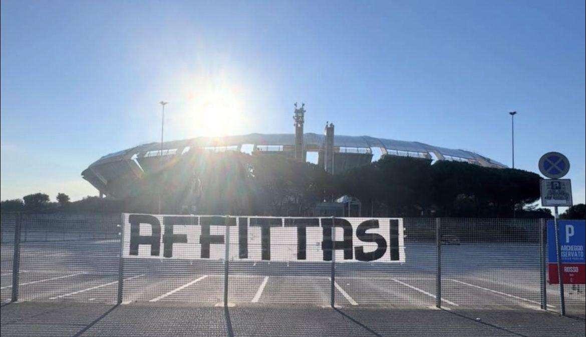 Il San Nicola è un rebus. Spunta lo striscione dei tifosi davanti all'impianto