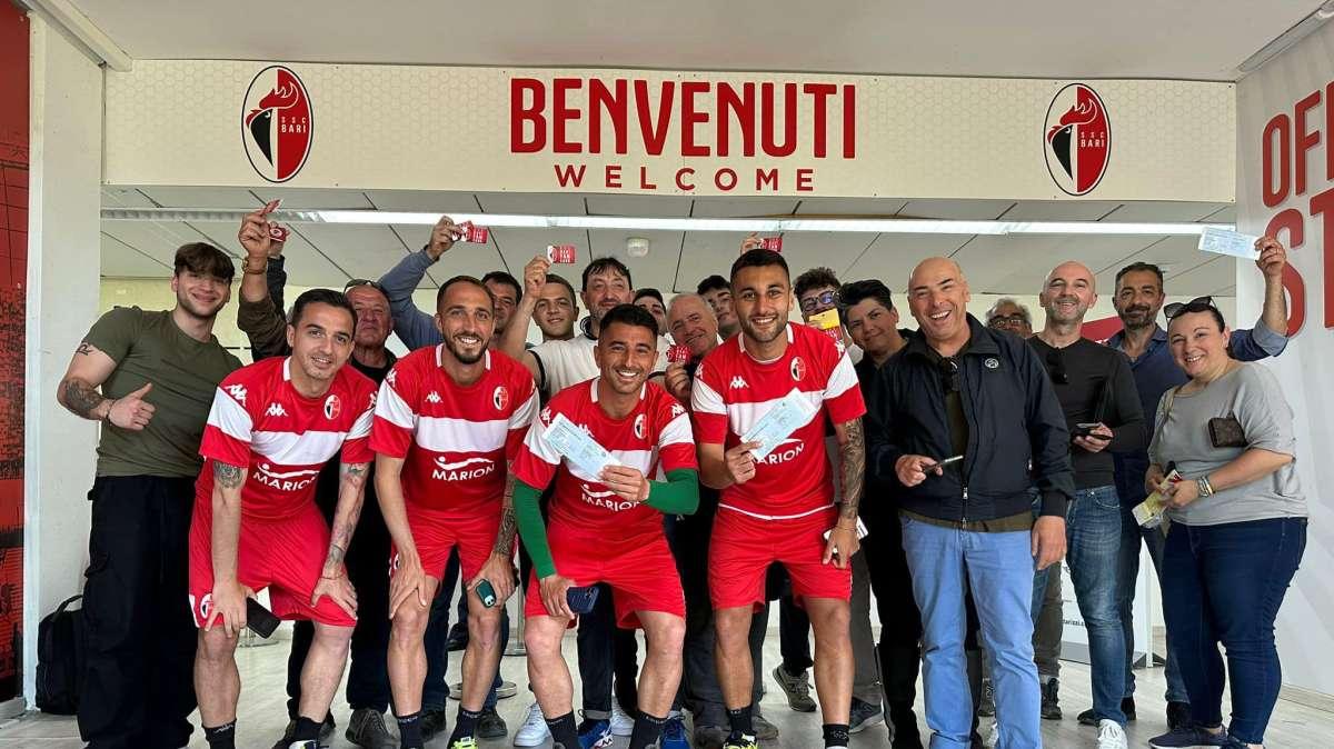 FOTO - Sorpresa ai botteghini: quattro biancorossi presenti, tra selfie e sorrisi