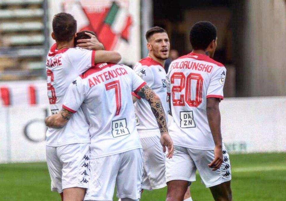 Bari-Reggina: è un testa a testa a distanza. Calendario, mercato e scontro diretto le variabili decisive