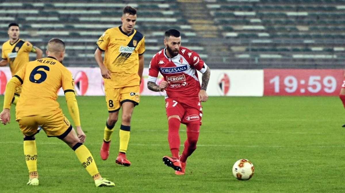 La gara d'andata - Vittoria convincente al San Nicola, Antenucci super