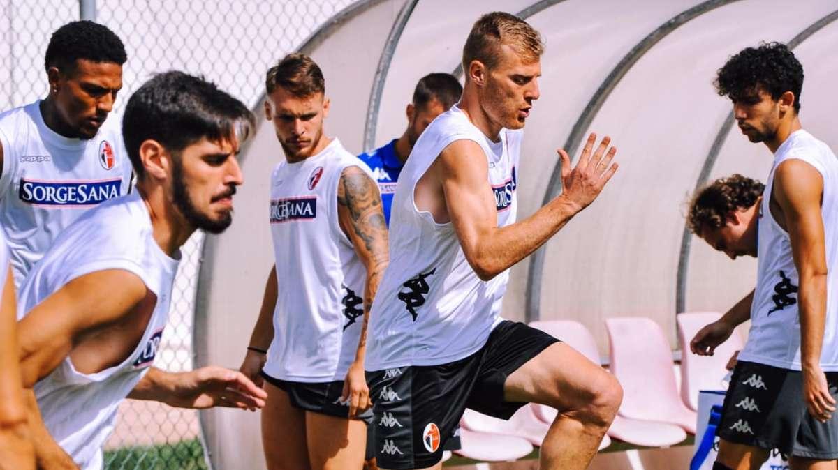 L'allenamento: lavoro tattico ed esercitazioni attive. Subito in campo il nuovo acquisto Marras