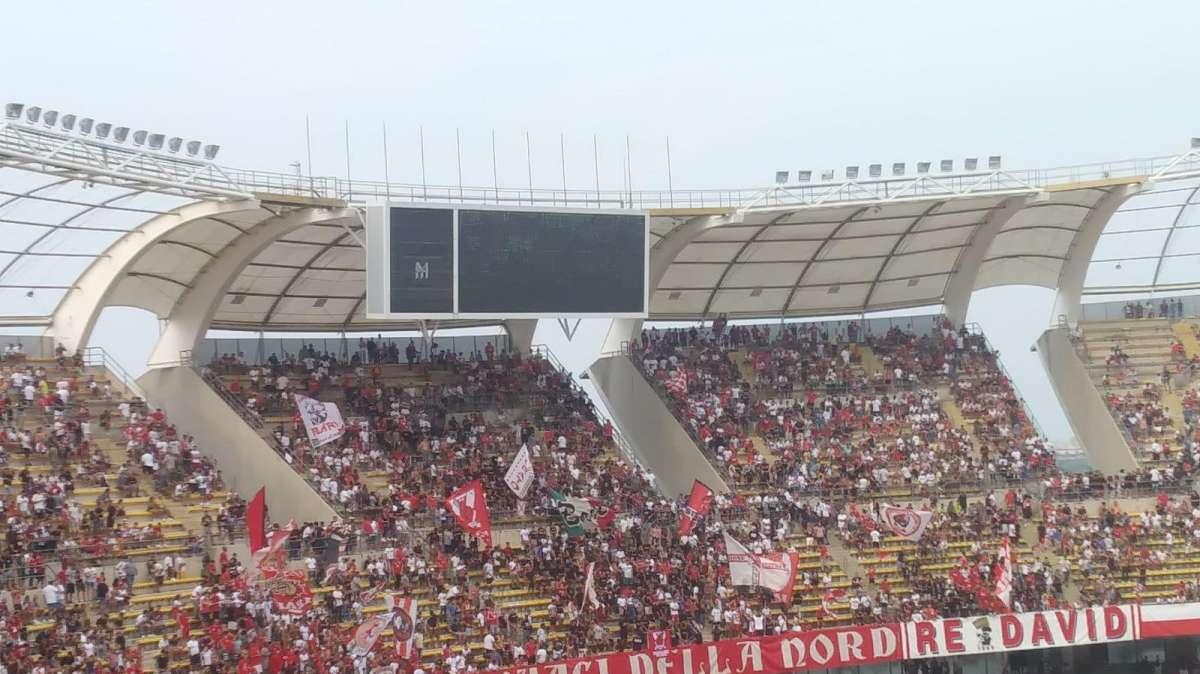 Dal web: "Onorate la maglia ed andiamo a vincere". Poi i commenti sul Foggia: "Contro il Catania di altra categoria"