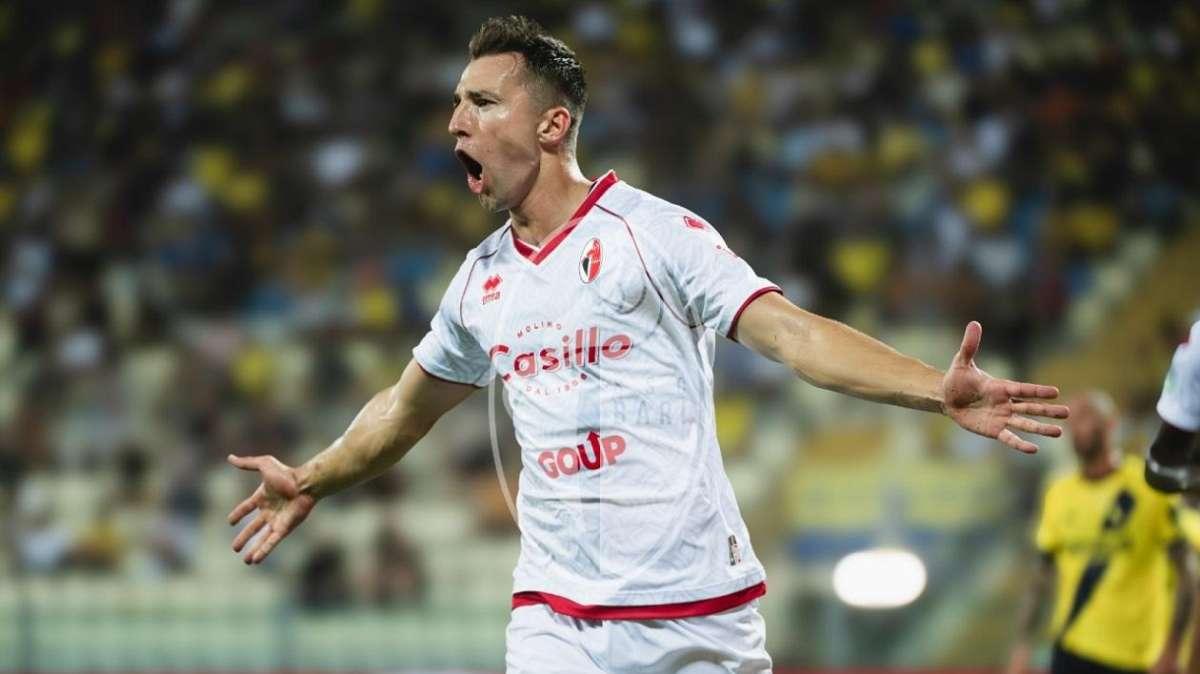 L'andata - Bari, al Braglia la rimonta dei canarini è servita: non basta il gol di Novakovich