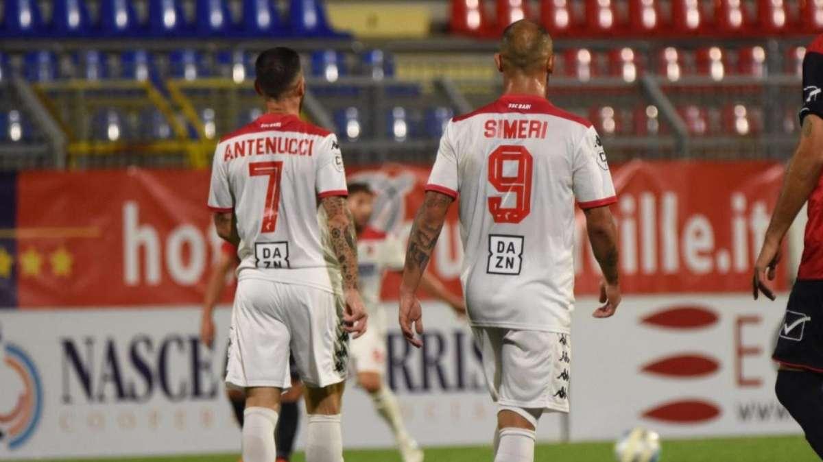Casertana-Bari 0-3, in rete Hamlili e Simeri. Bene anche Antenucci e la difesa. Rivivi il match