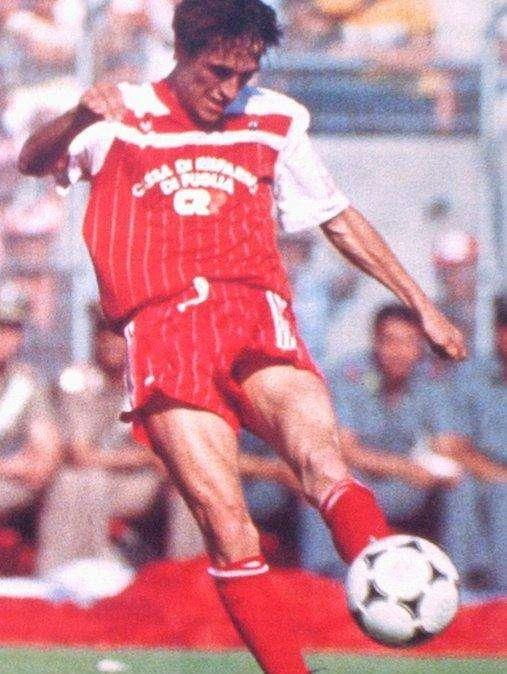 Edi Bivi in azione con la maglia del Bari