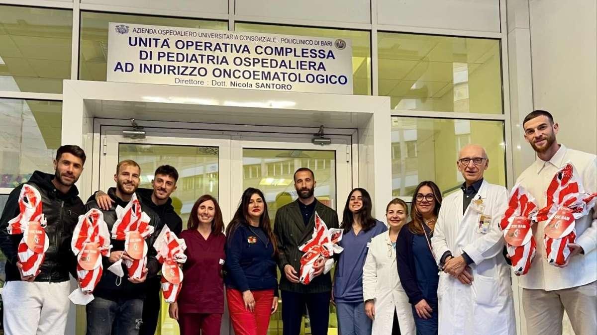 Galletti dal cuore d'oro: donate uova di Pasqua ai piccoli pazienti del Policlinico