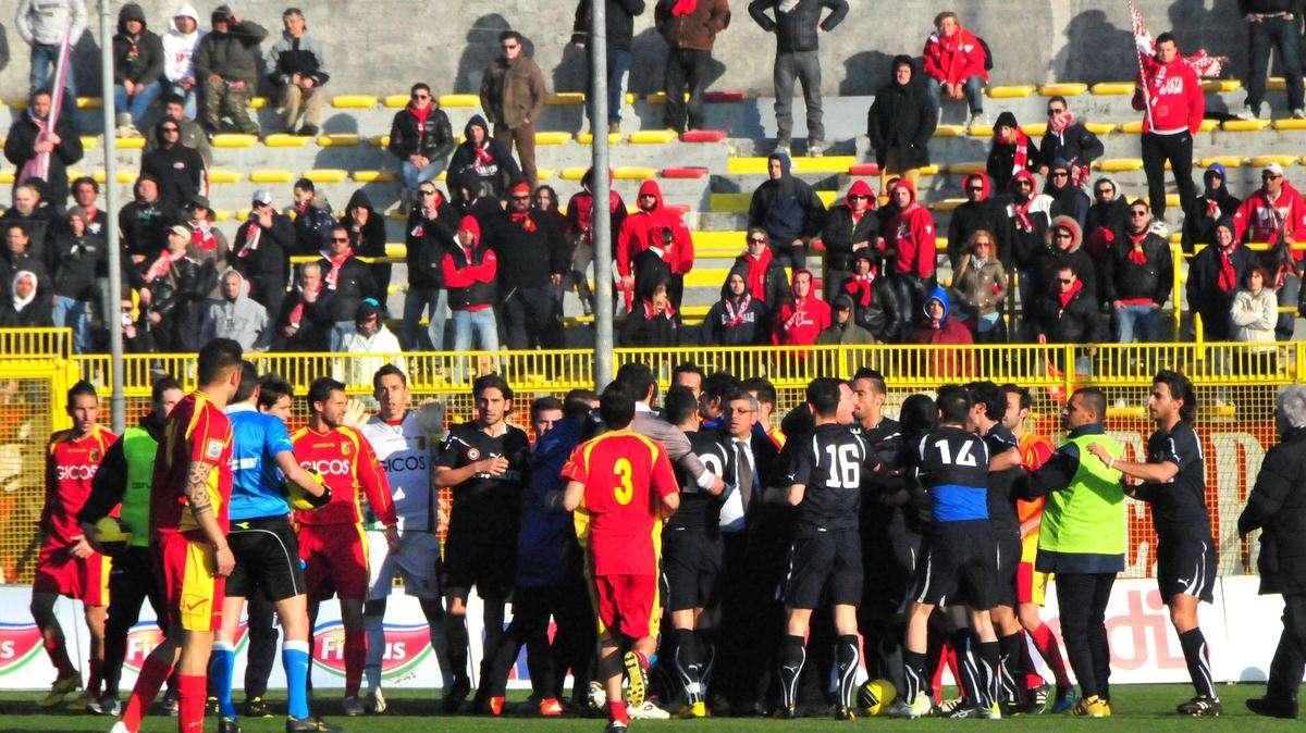 Il guardalinee impazzisce: che rissa! VIDEO
