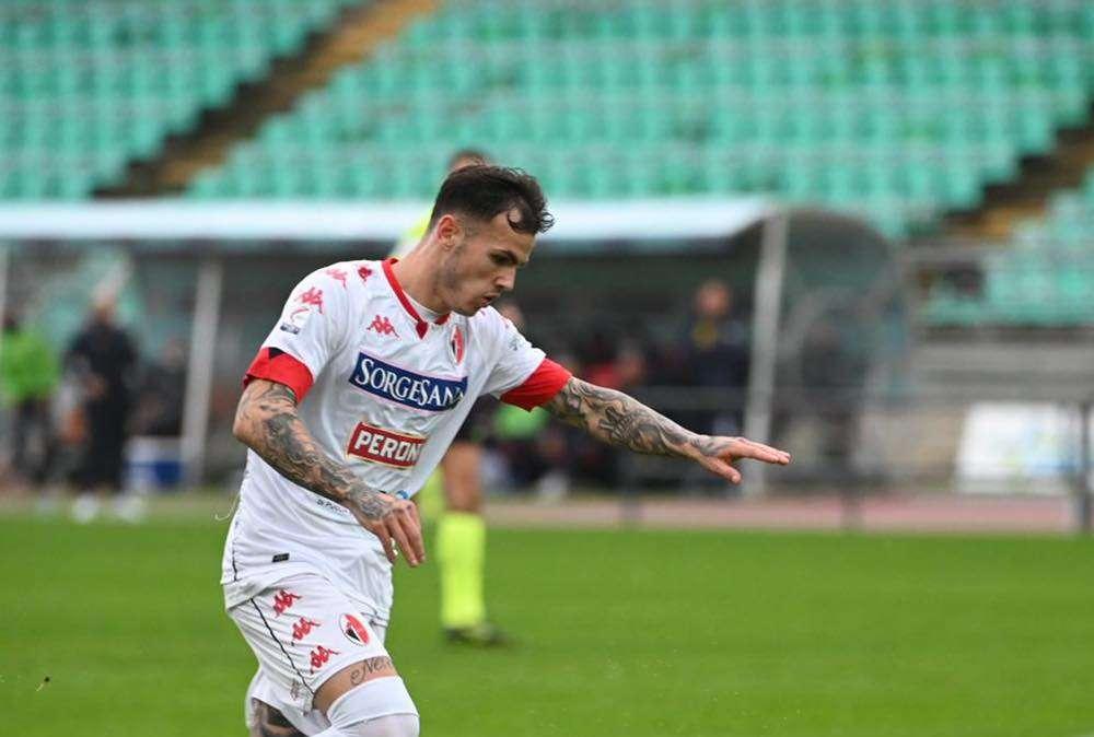 VIDEO - Il Bari celebra D'Ursi: "Bomba dritta nel sette..."