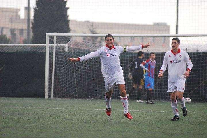 Francesco Grandolfo festeggia dopo un gol