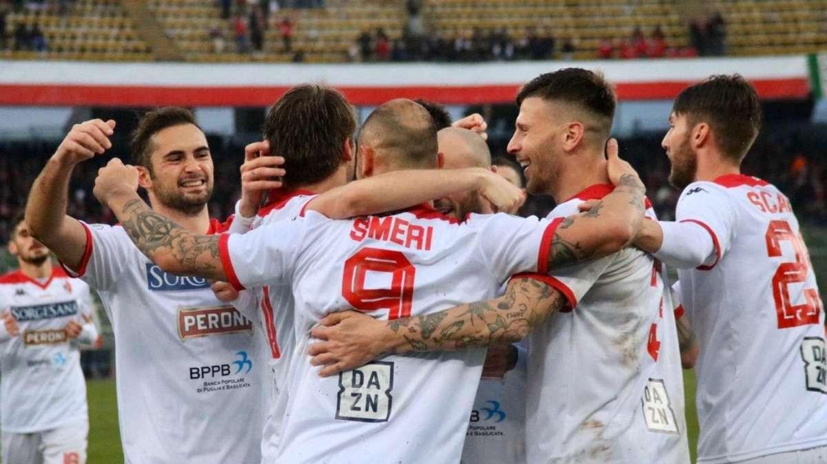 Bari e Reggina, il duello continua. Dopo lo scontro diretto, la lotta passa dai derby regionali…