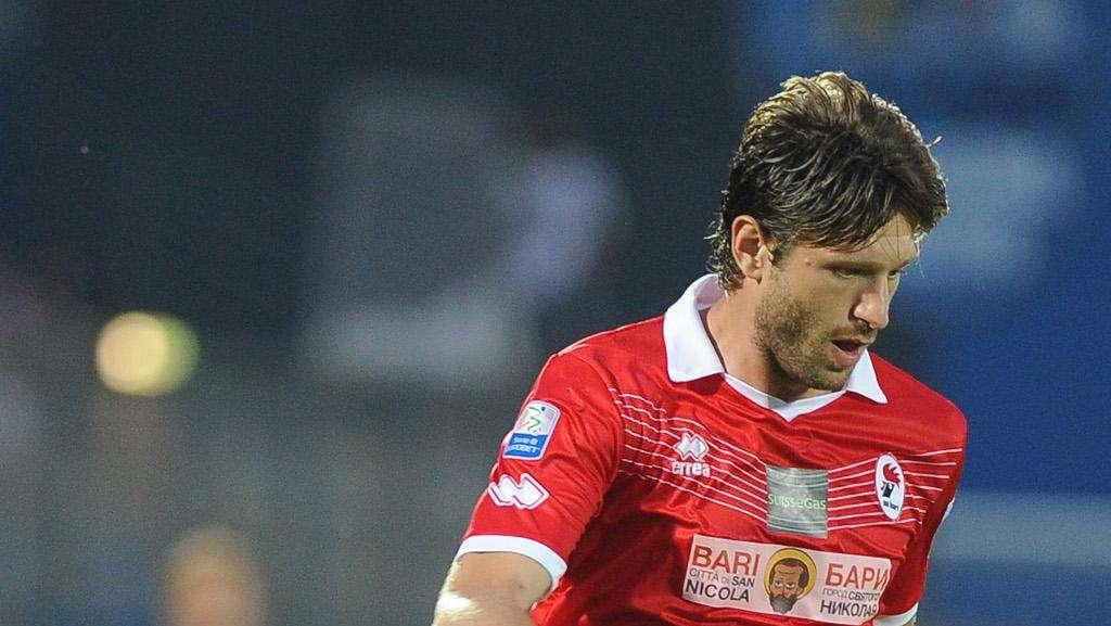 Rolando e la 9, scelta estrosa per un difensore. Una maglia dal glorioso passato: Osmanovski, Tovalieri, Cani...